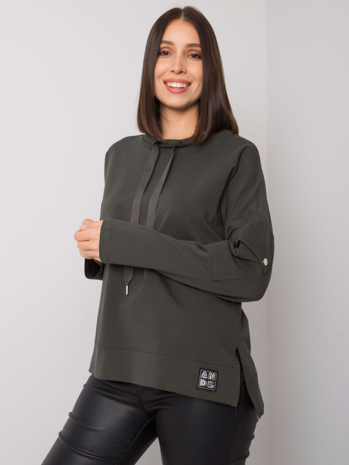 Ciemna khaki bluzka plus size z kieszenią na rękawie Lunnara