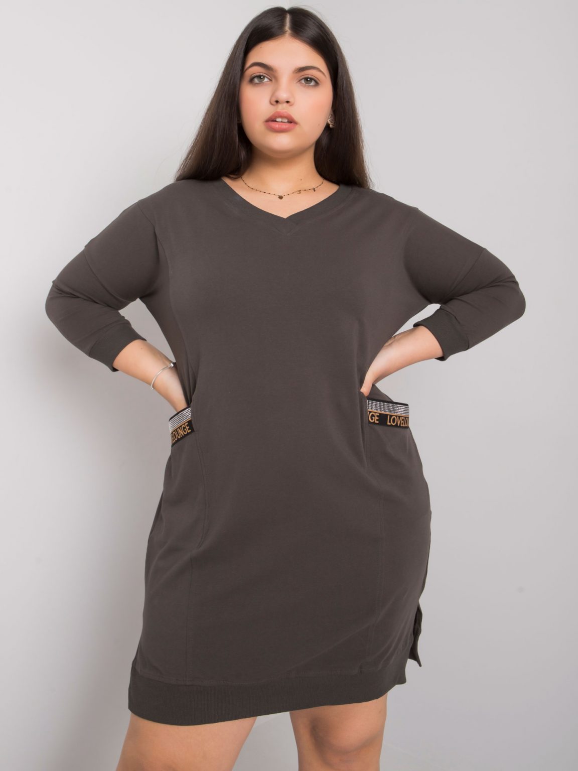 Ciemna khaki sukienka plus size z kieszeniami Susan