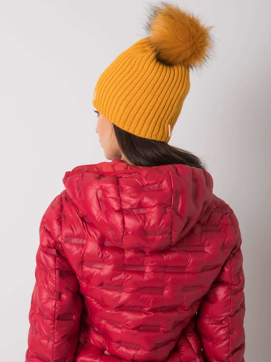 Ciemnożółta ocieplana czapka damska z pomponem