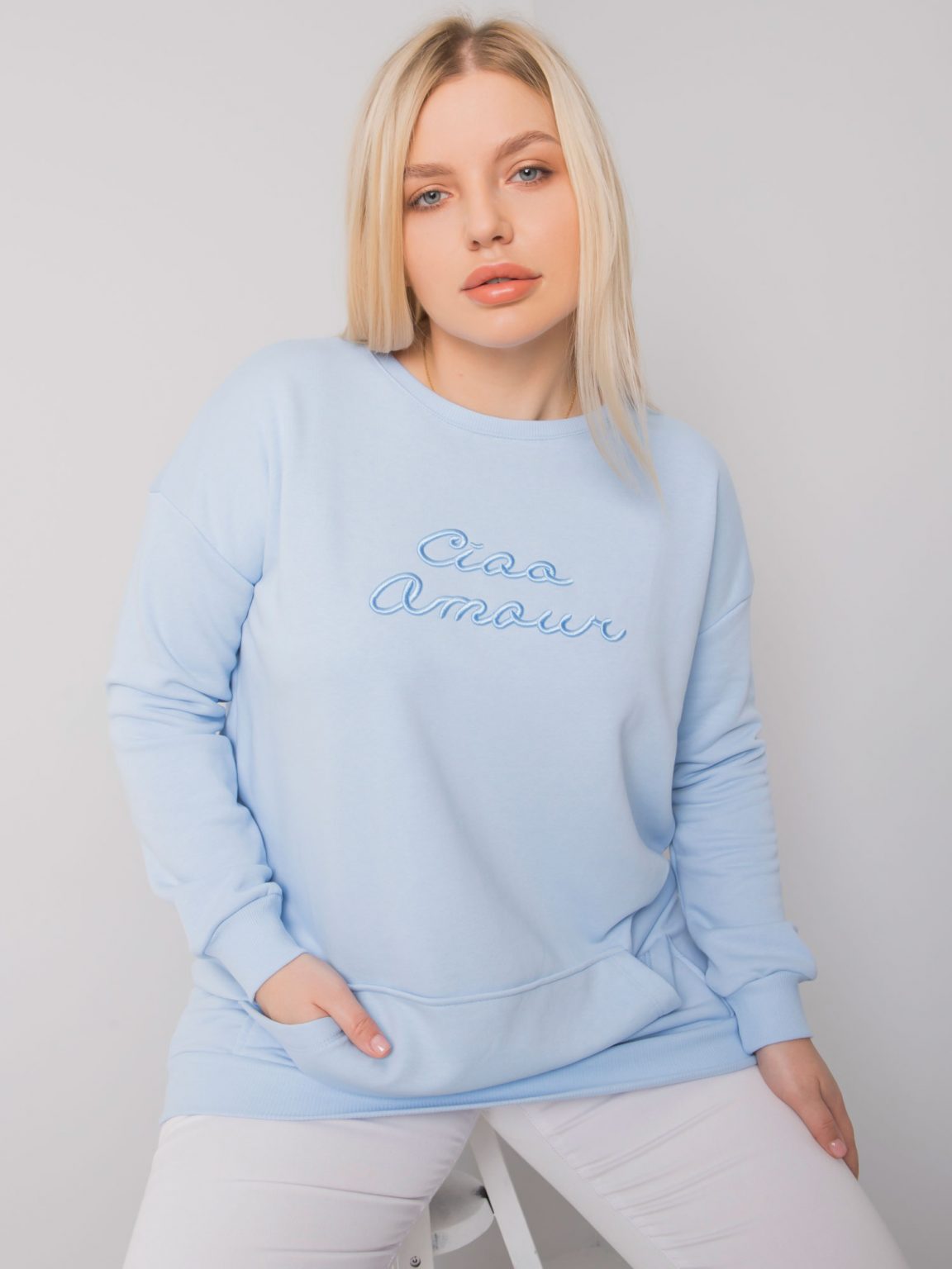 Jasnoniebieska długa bluza plus size Easton