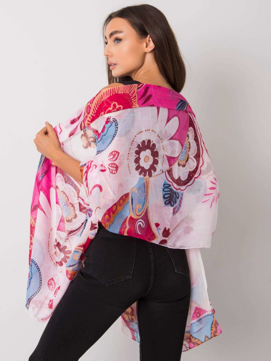 Fioletowo-biała chusta w kolorowe wzory