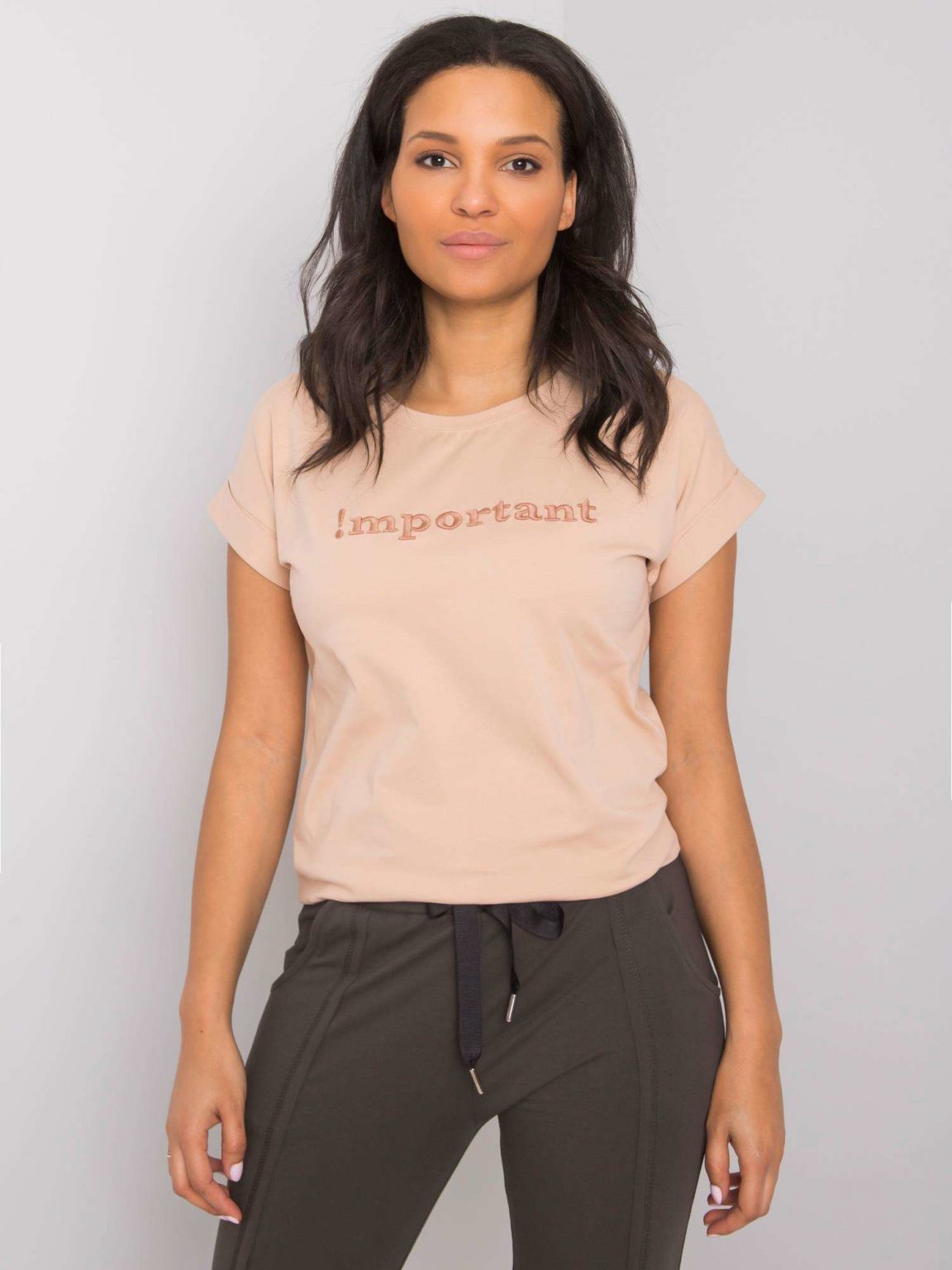 Beżowy t-shirt z napisem Saniyah