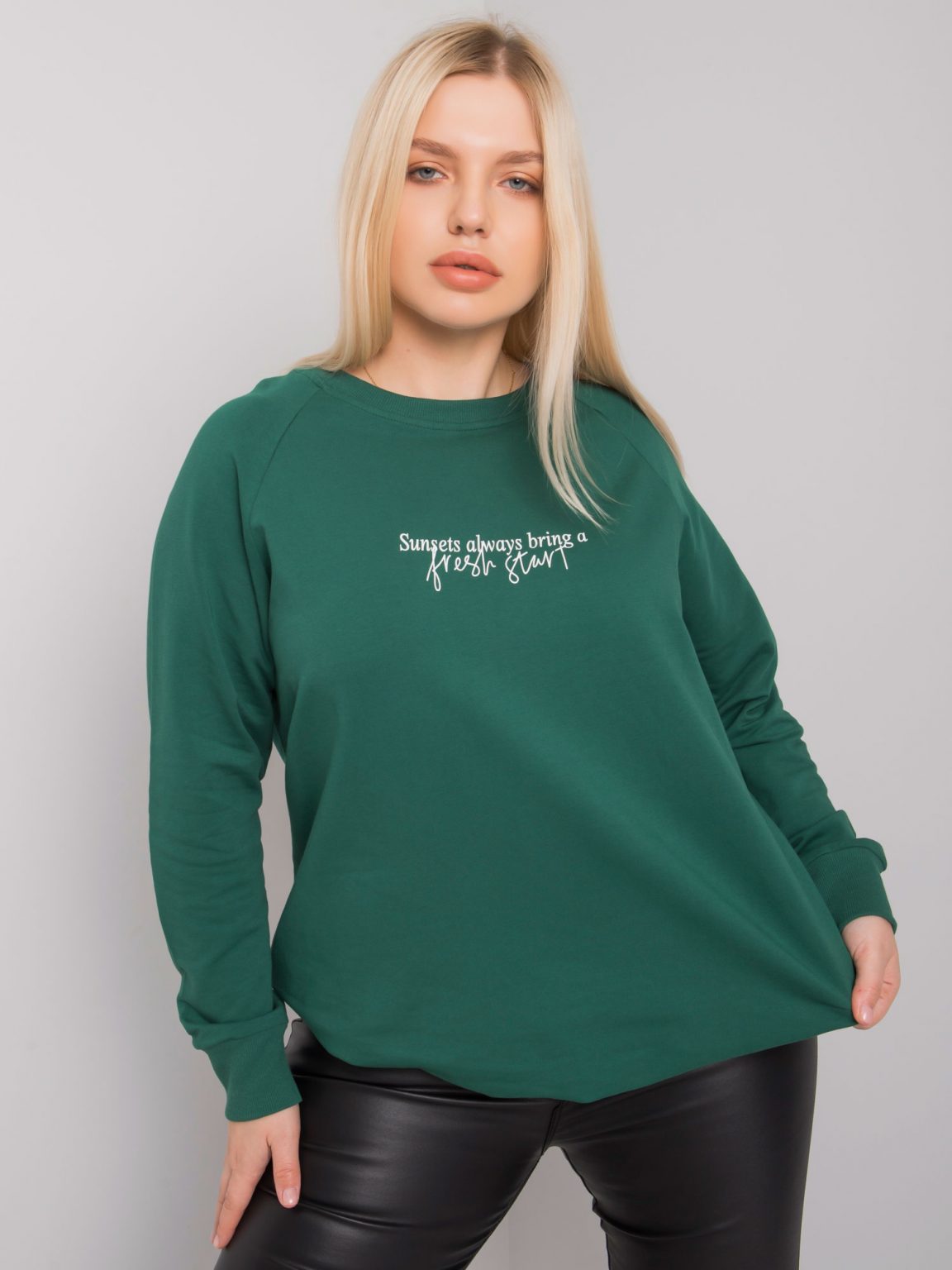 Ciemnozielona bluza plus size z napisem Marlow