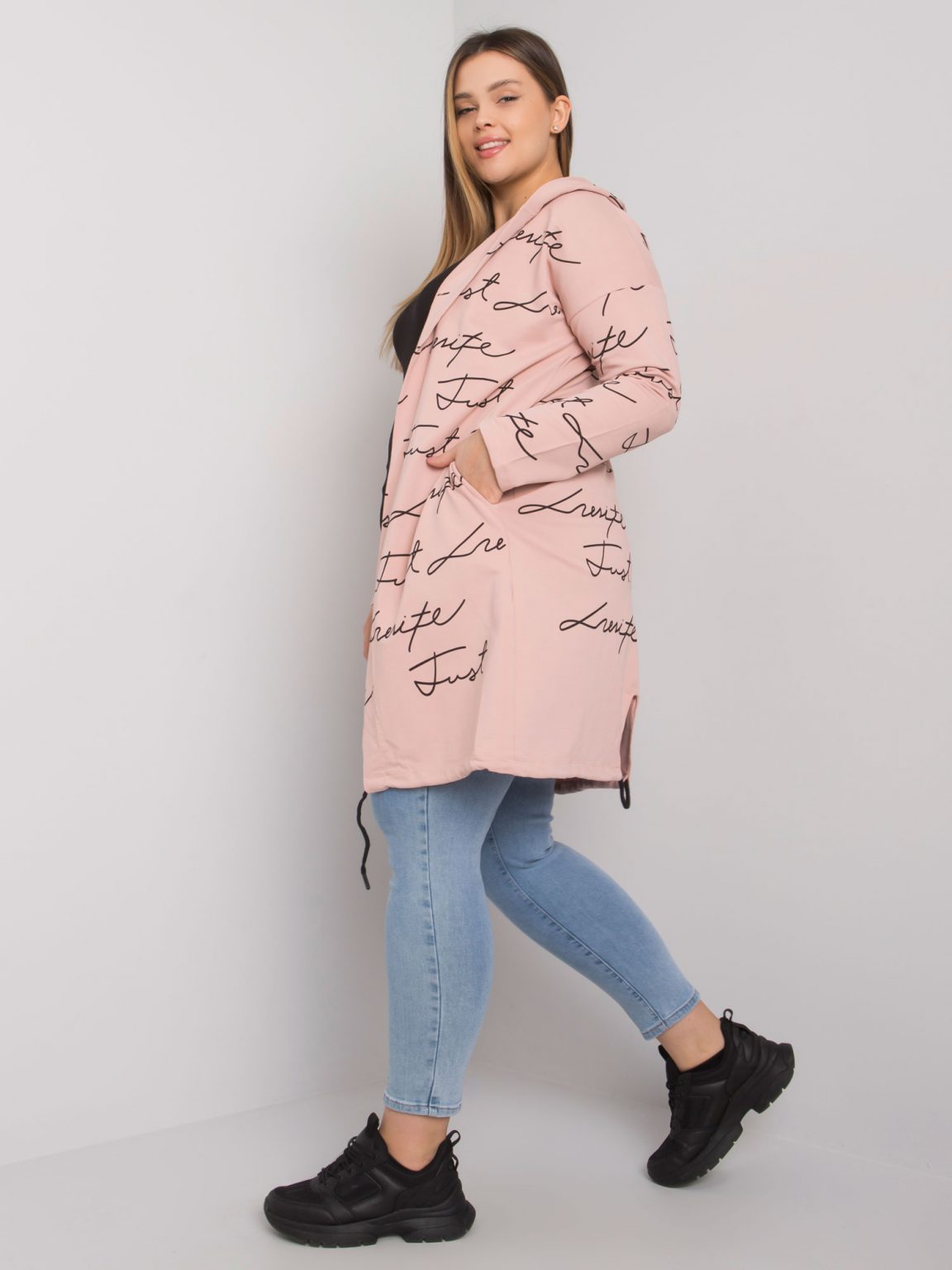 Brudnoróżowa narzutka plus size z printami Parma