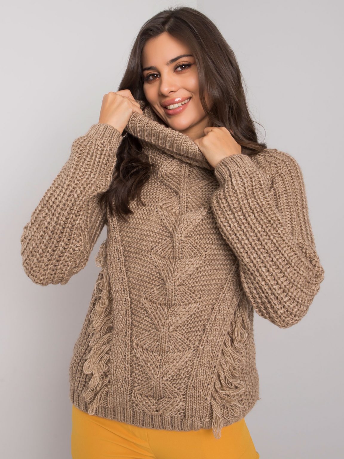 Ciemnobeżowy sweter damski z golfem Winchester RUE PARIS