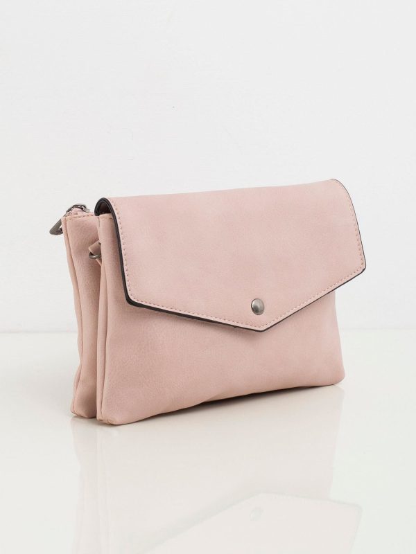 Jasnoróżowa torebka z ekoskóry z klapką