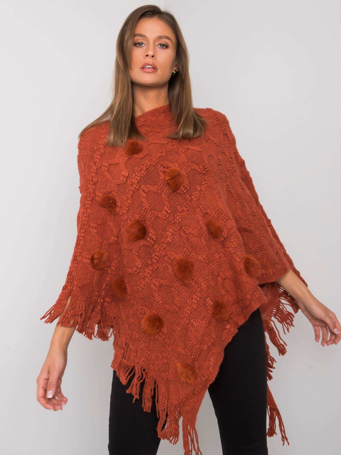 Ceglaste poncho z pomponami Talisha