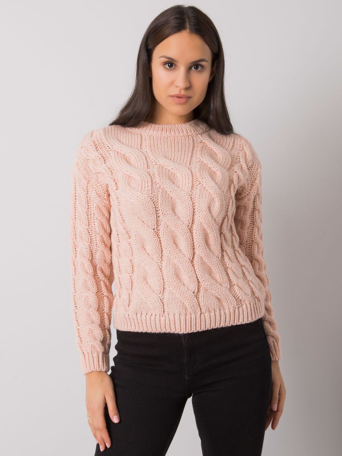 Jasnoróżowy damski sweter w warkocze Florianna RUE PARIS