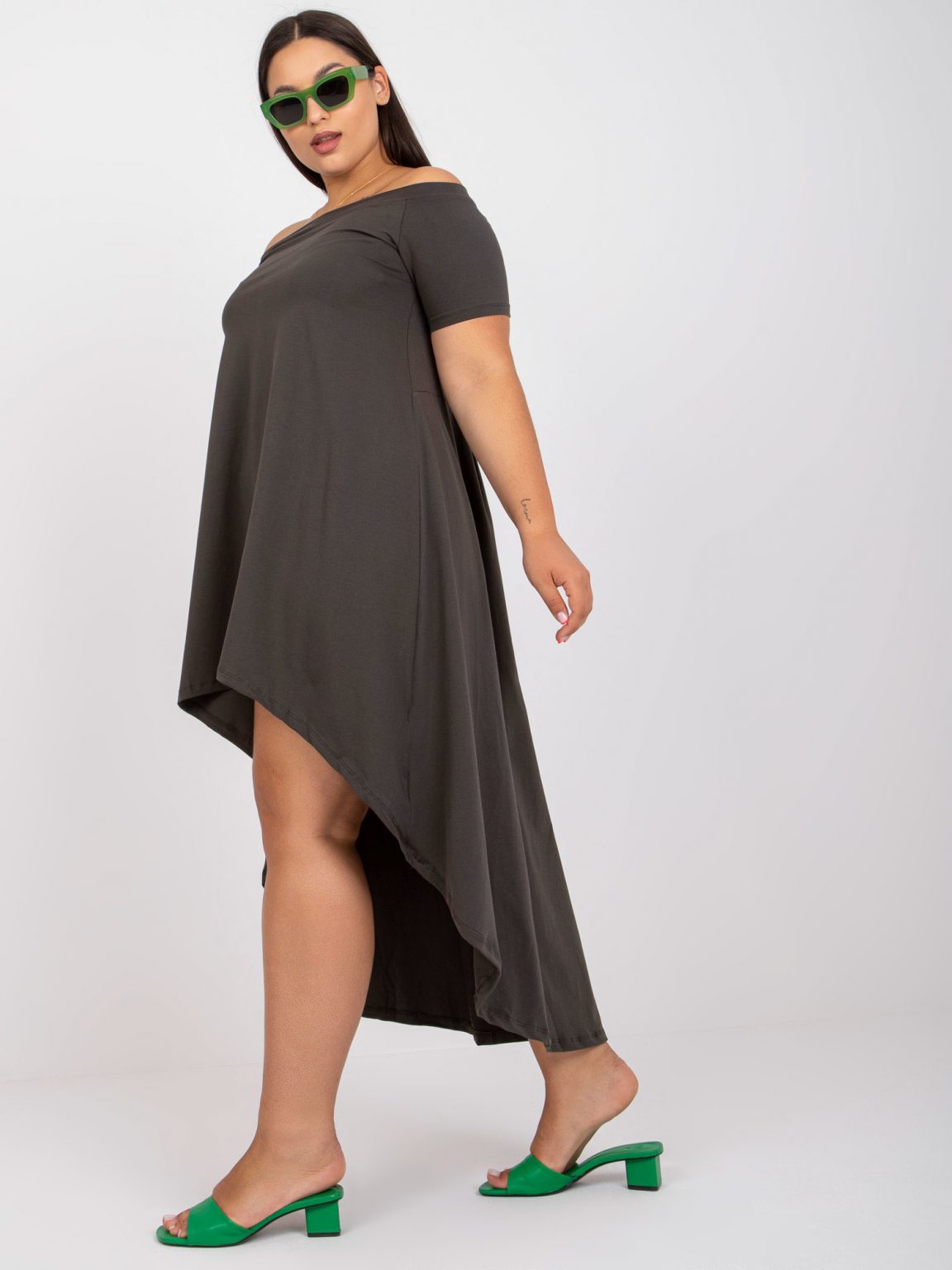 Khaki sukienka plus size z odkrytymi ramionami
