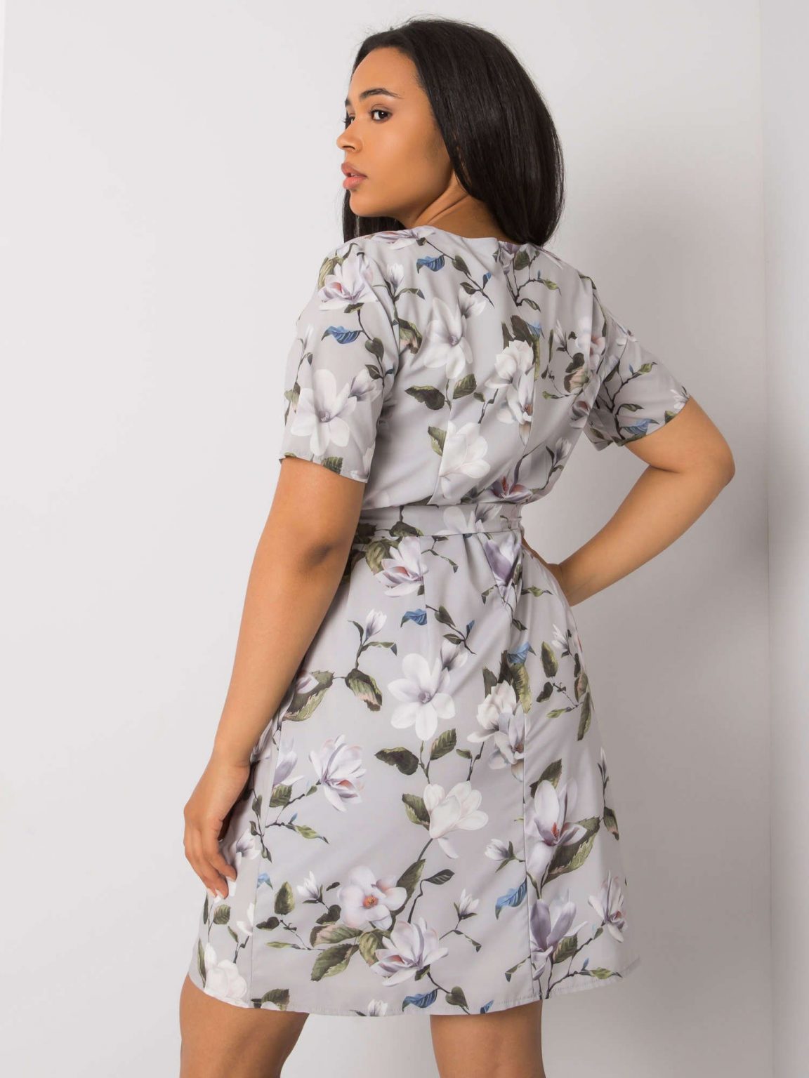Szara sukienka plus size z wiązaniem Laurena