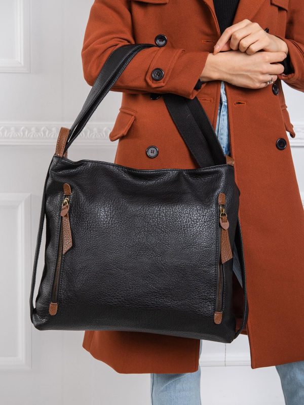 Czarna torebka z paskiem