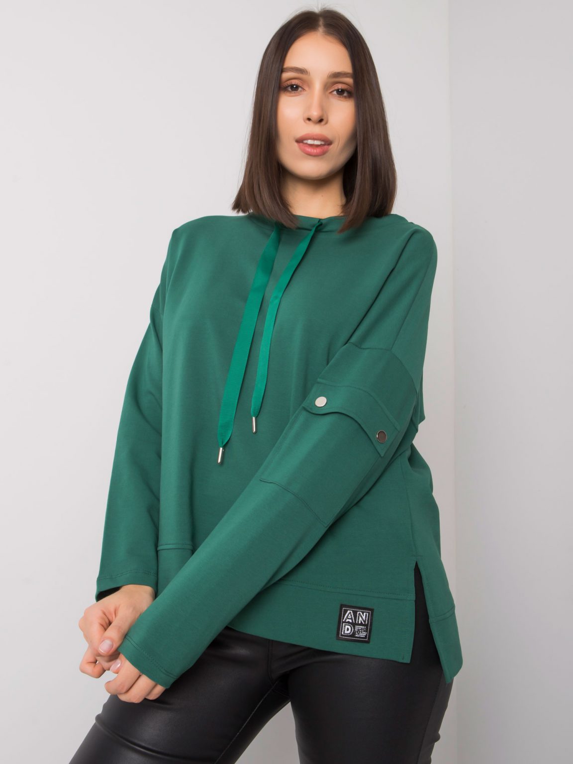 Ciemnozielona bluzka plus size z kieszenią na rękawie Lunnara