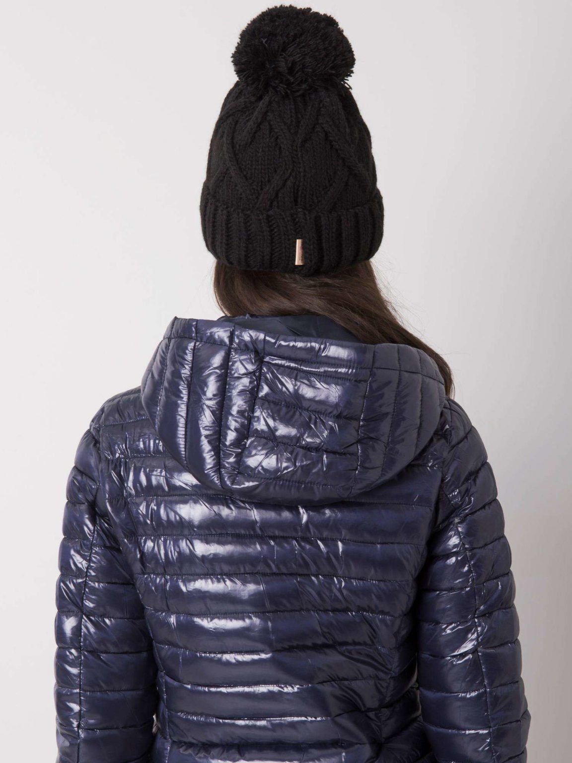 Czarna czapka zimowa z pomponem