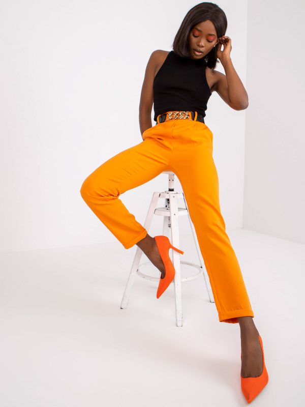 Jasnopomarańczowe spodnie garniturowe z ozdobnym paskiem Sewilla