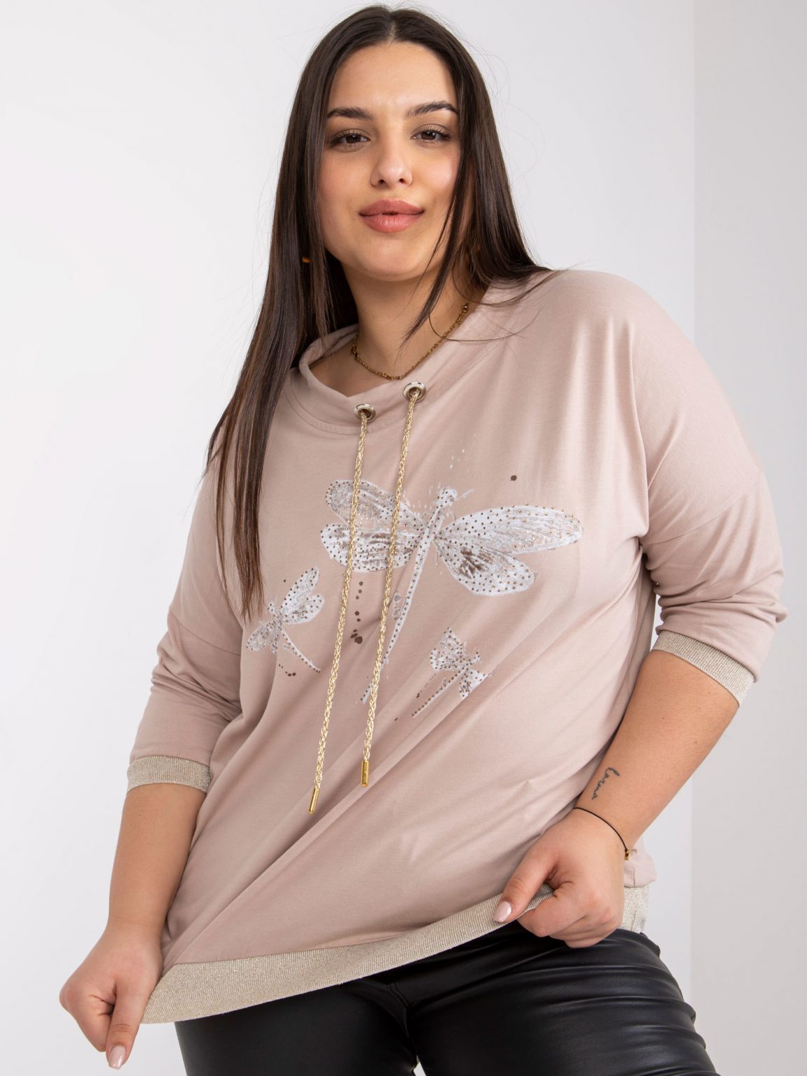 Jasnobeżowa bluzka plus size z troczkami Lorraine