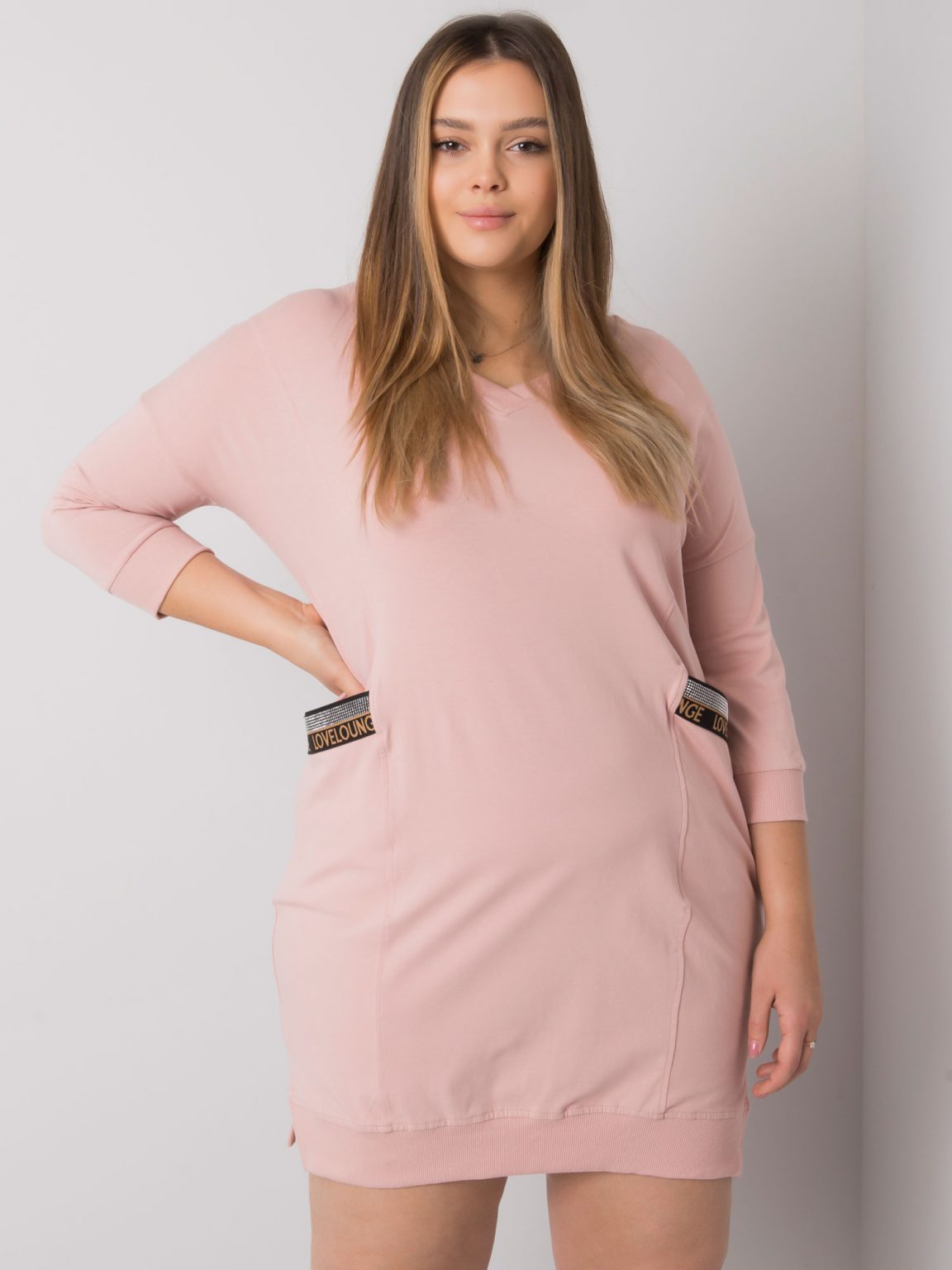 Brudnoróżowa sukienka plus size z kieszeniami Susan