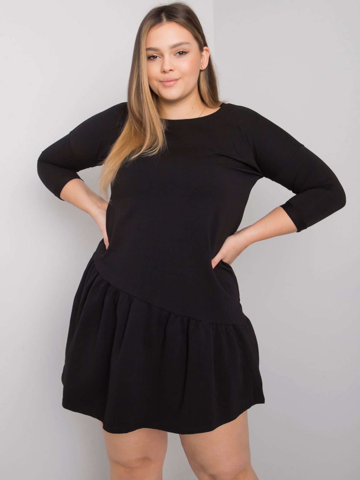 Czarna sukienka plus size z falbaną Linda