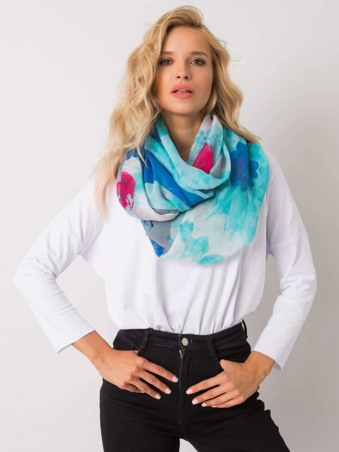 Niebieski komin damski w kolorowe desenie