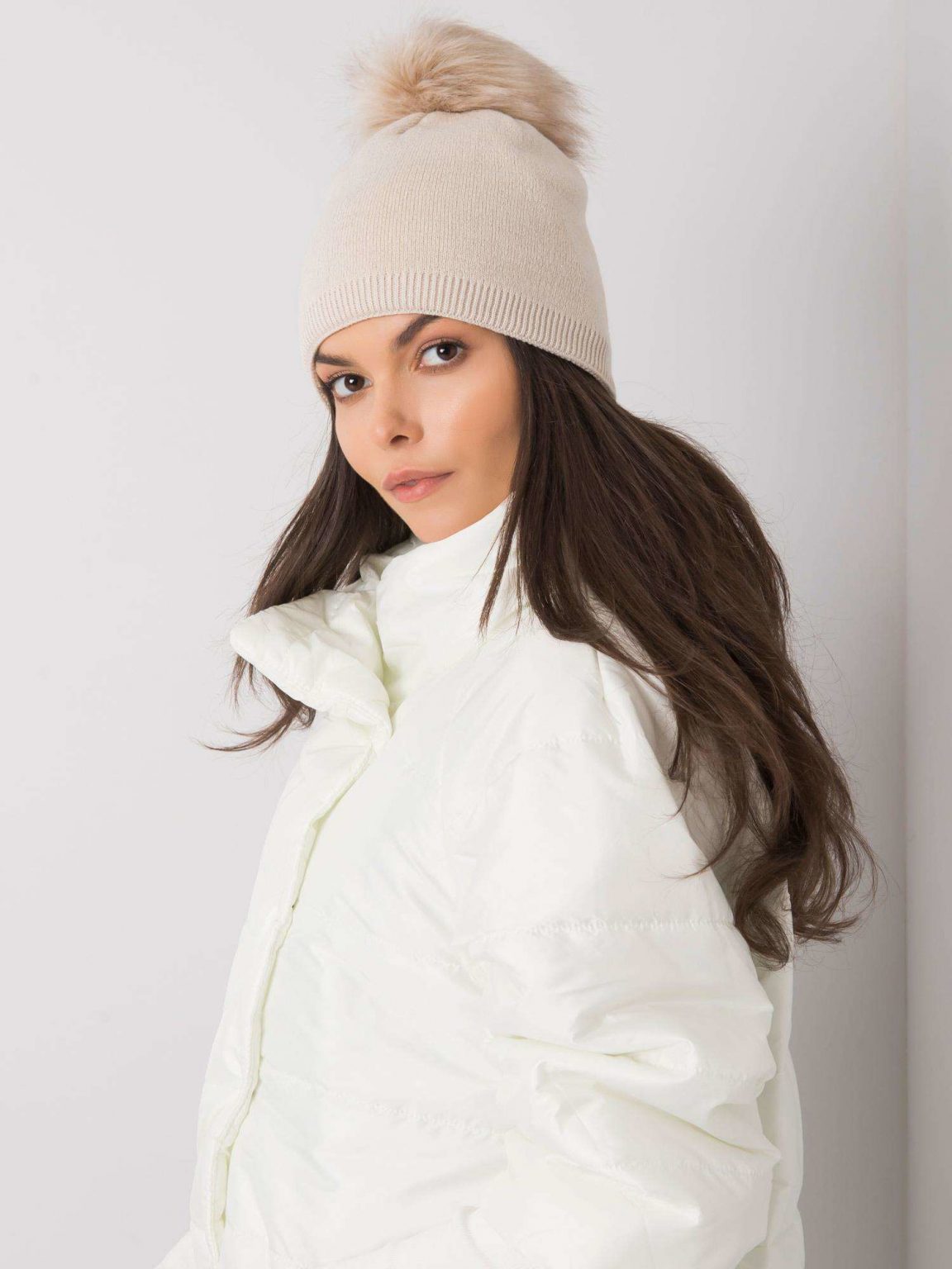 Beżowa ocieplana czapka damska z pomponem