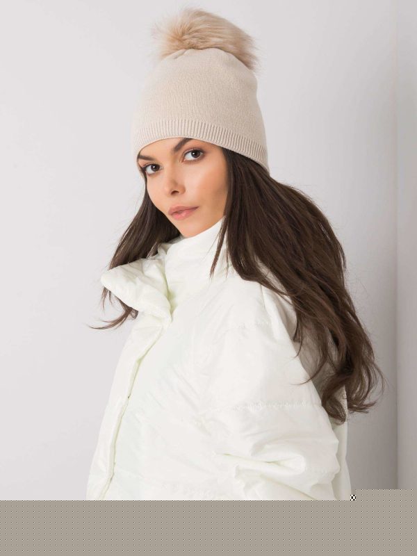 Beżowa ocieplana czapka damska z pomponem