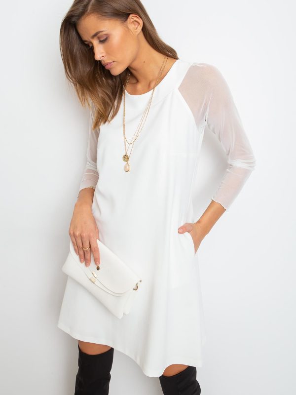 Biała sukienka o luźnym kroju
