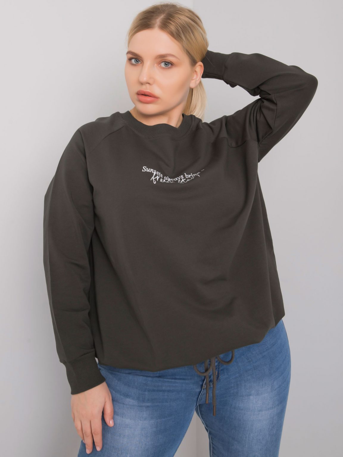 Ciemna khaki bluza plus size z napisem Marlow