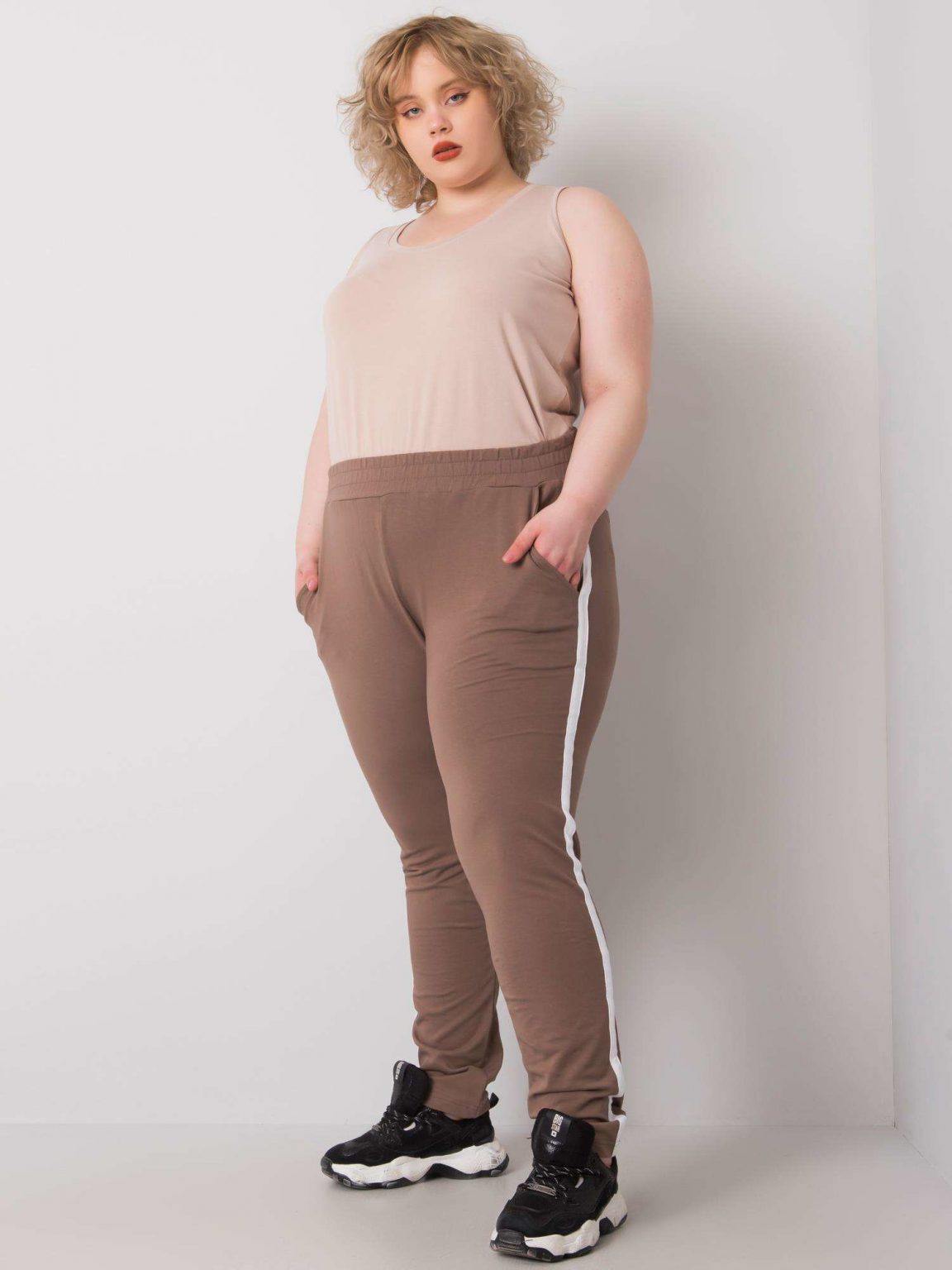 Brązowe spodnie dresowe plus size Kairi
