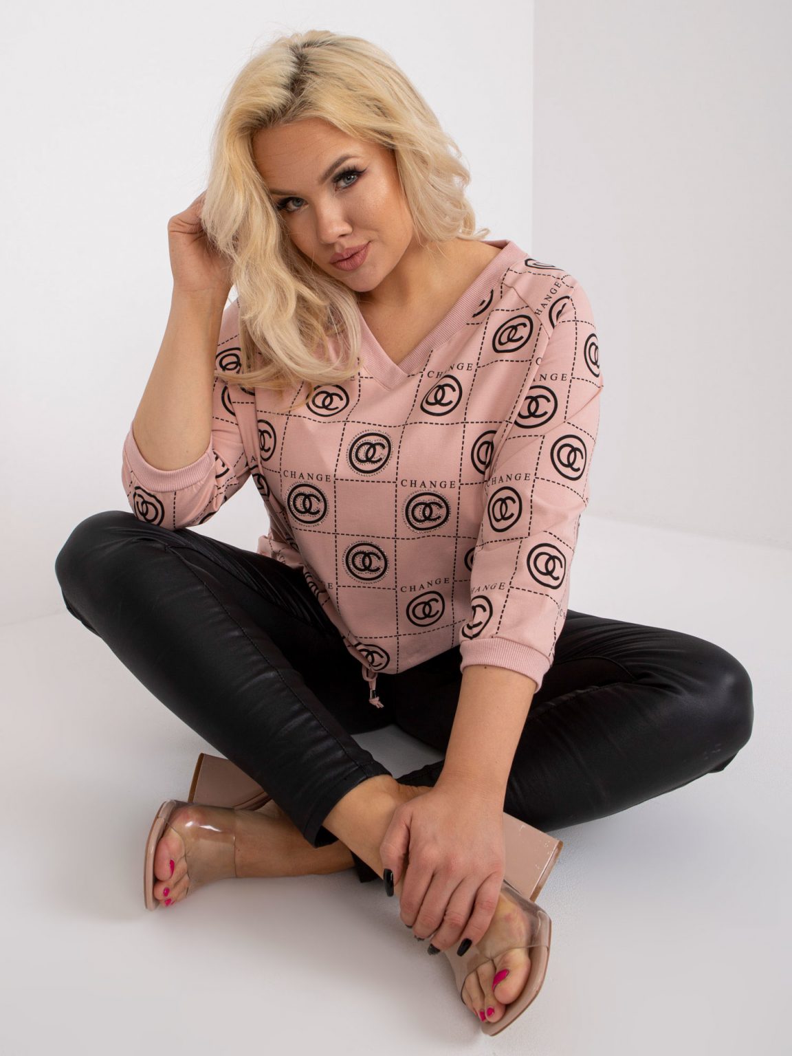 Brudnoróżowa bluzka plus size z printami