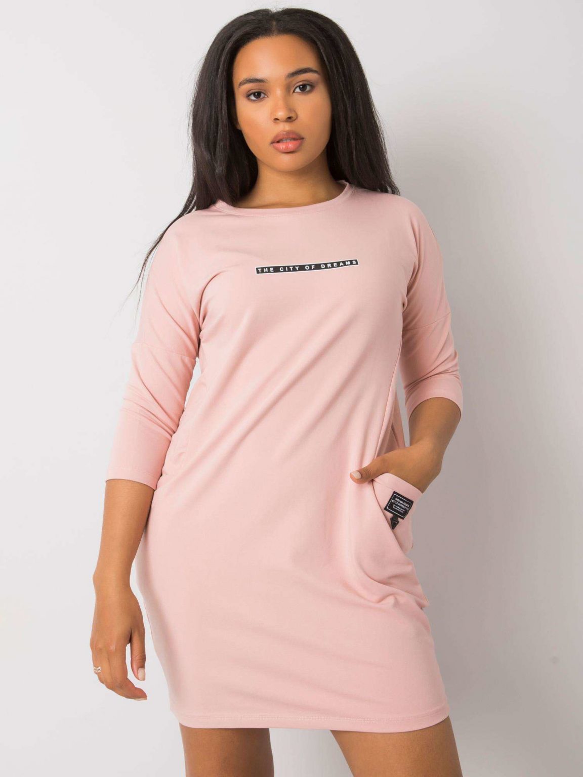 Brudnoróżowa sukienka plus size z kieszeniami Sereia