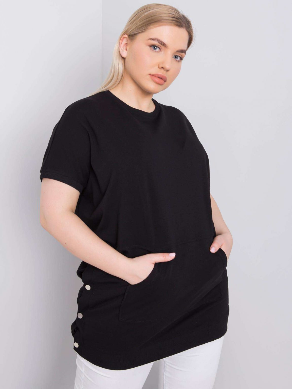 Czarna bluzka plus size z kieszenią Newport