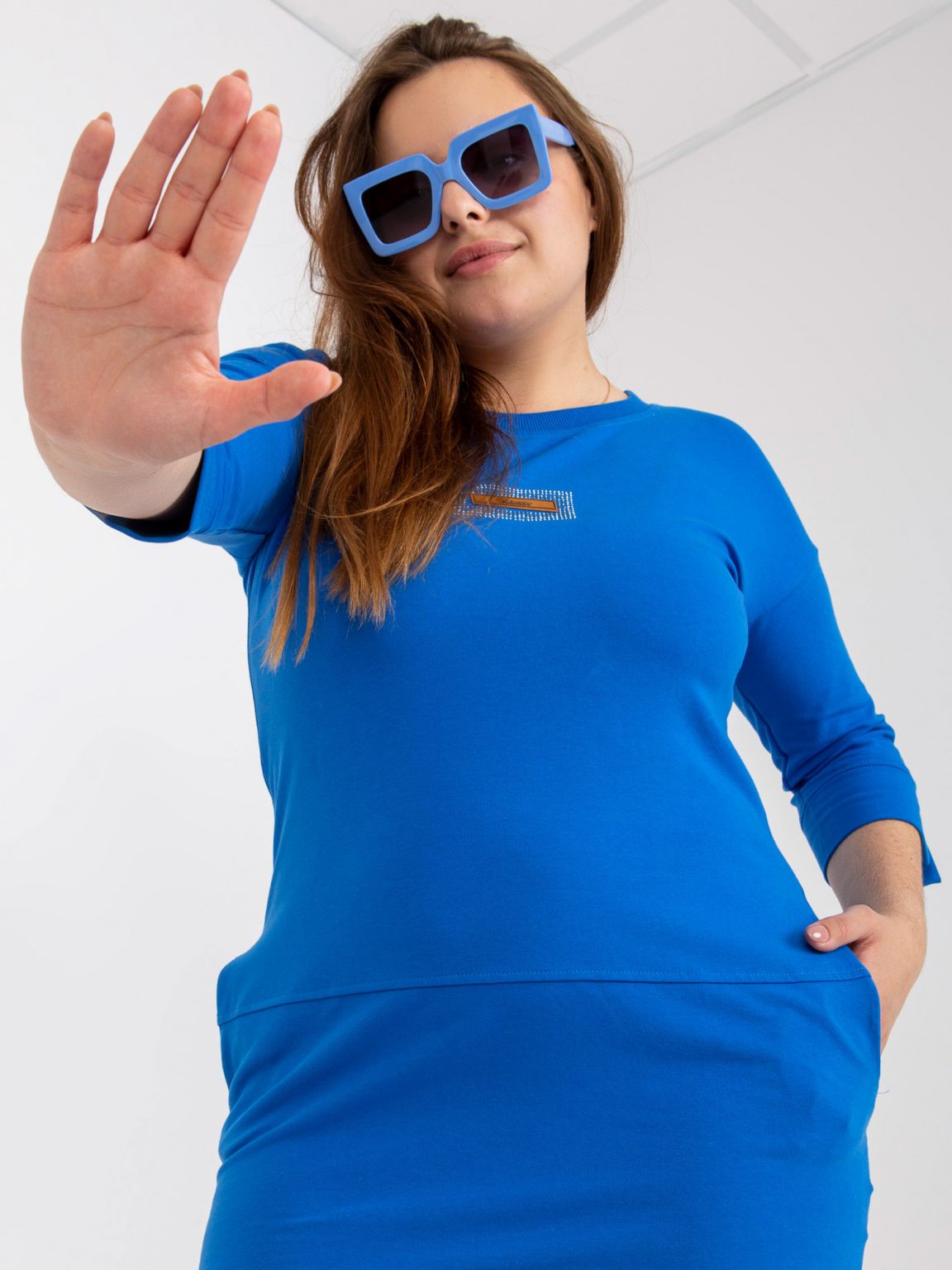 Ciemnoniebieska dopasowana sukienka plus size z bawełny