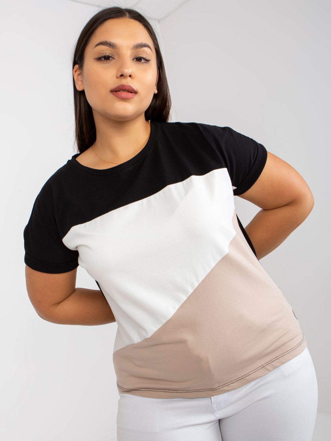 Czarno-beżowy t-shirt plus size z krótkim rękawem
