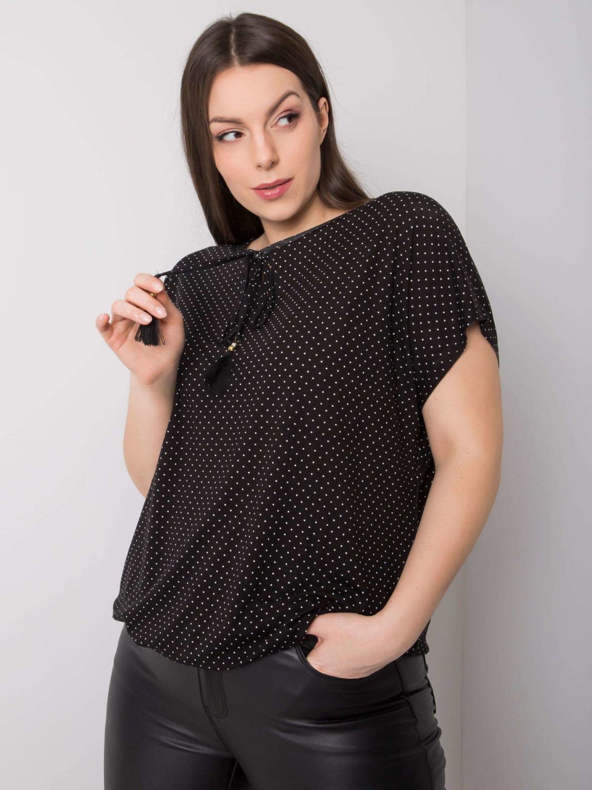 Czarna bluzka plus size w groszki Jess