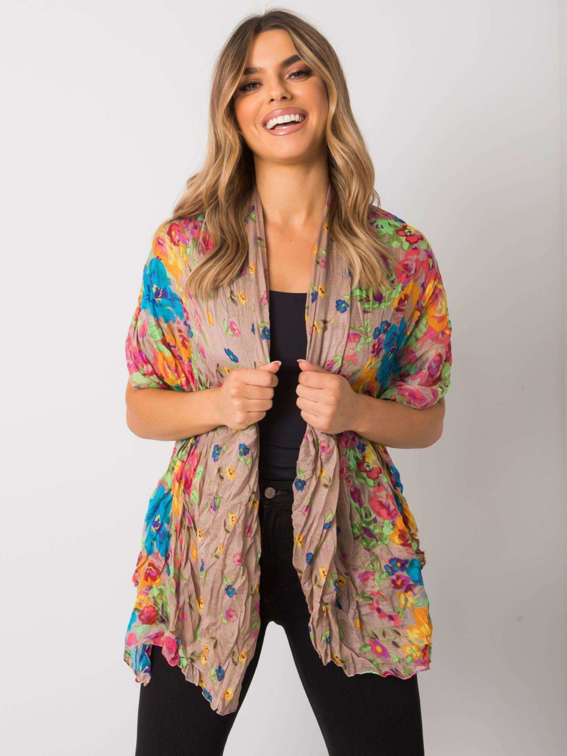 Ciemnobeżowa chusta w kwiaty