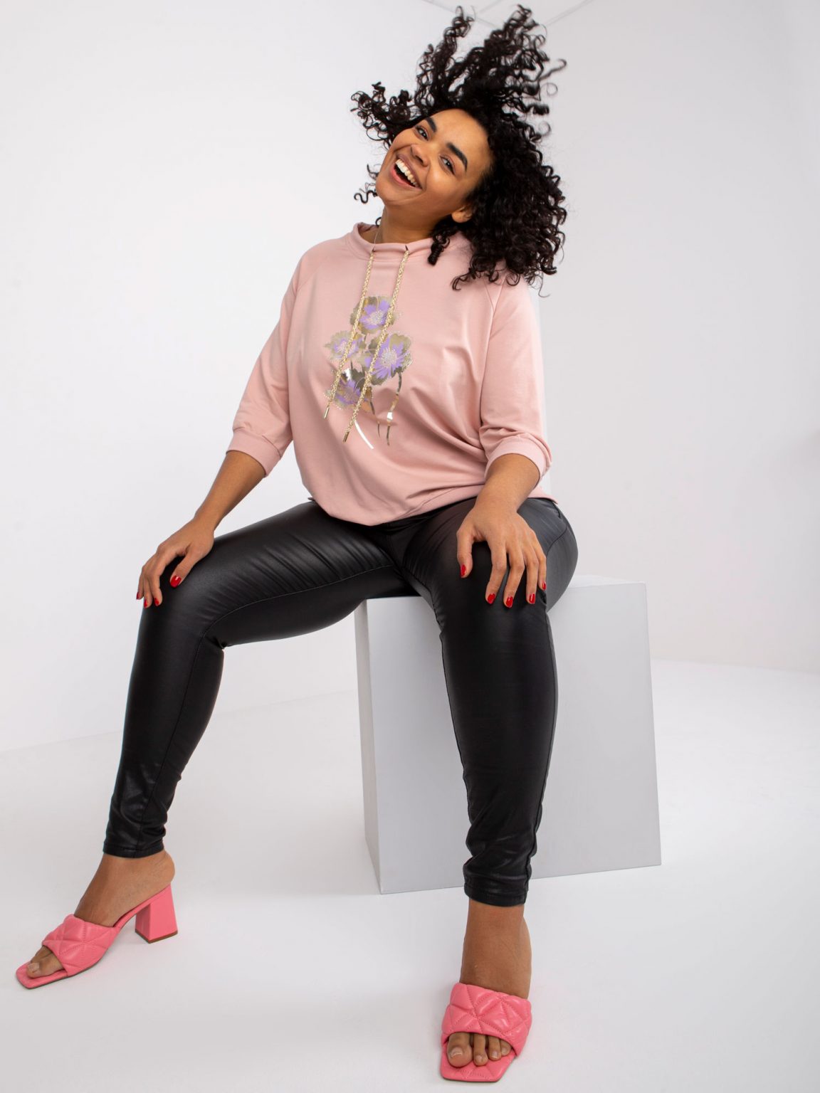 Brudnoróżowa bluzka plus size z printem Rosalie
