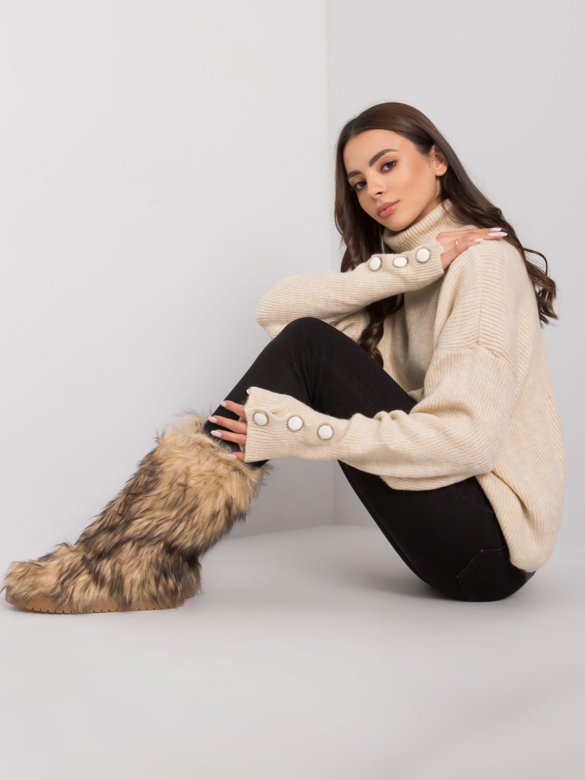 Beżowy sweter golf damski Emrie RUE PARIS