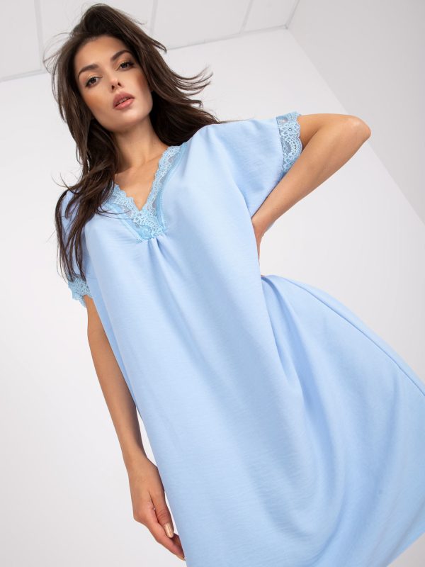 Jasnoniebieska sukienka oversize z koronką