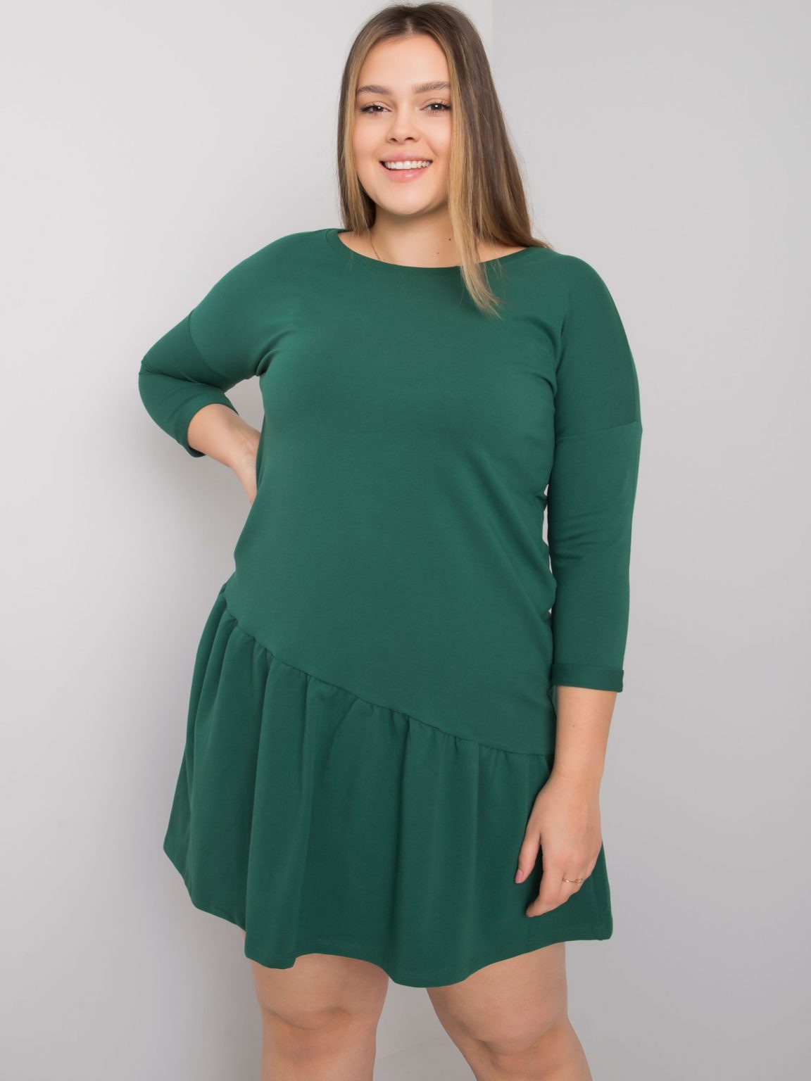 Ciemnozielona sukienka plus size z falbaną Linda