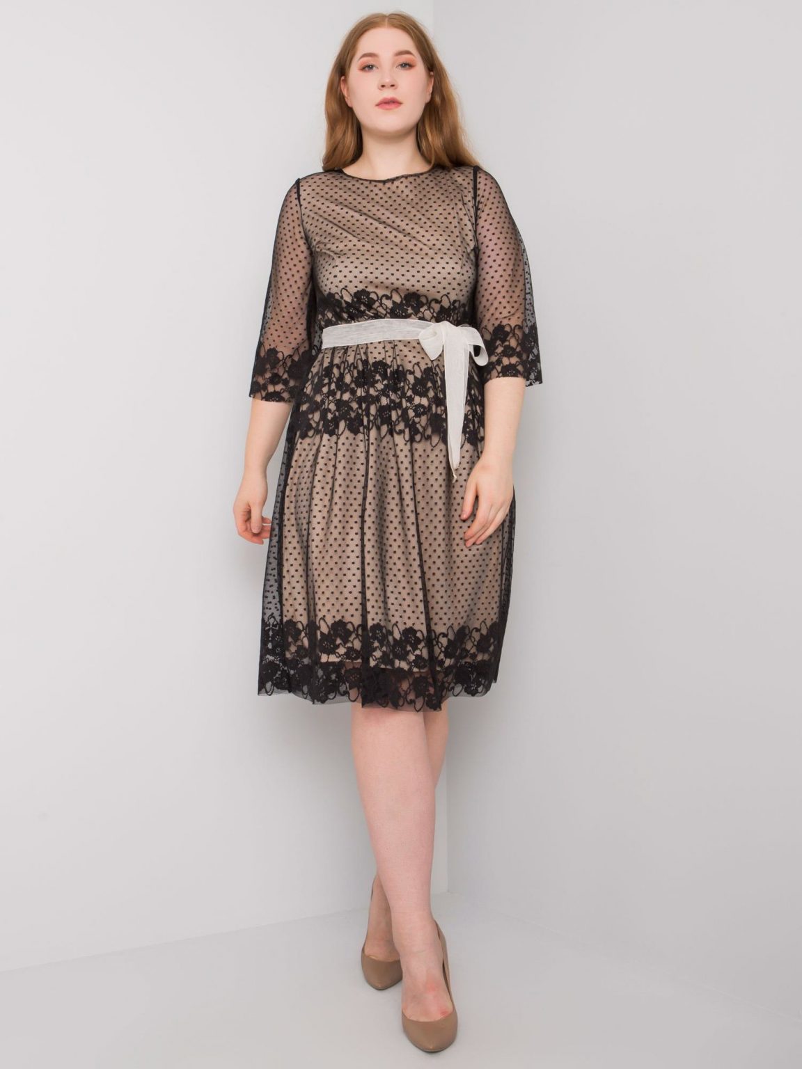 Czarna elegancka sukienka plus size Enriqueta