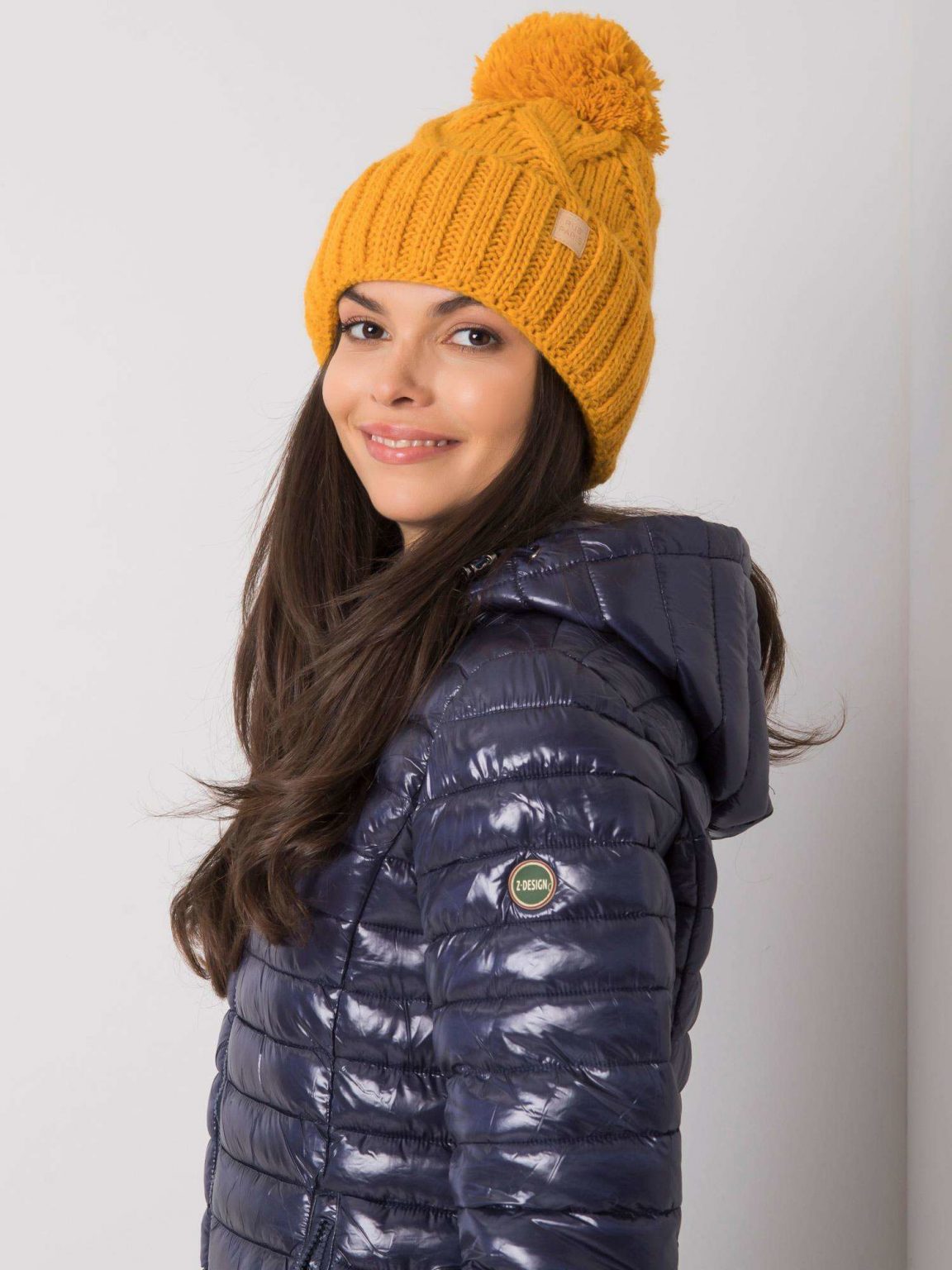 Ciemnożółta czapka zimowa z pomponem