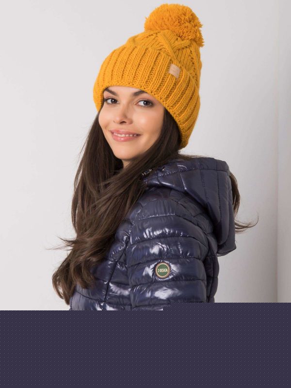 Ciemnożółta czapka zimowa z pomponem