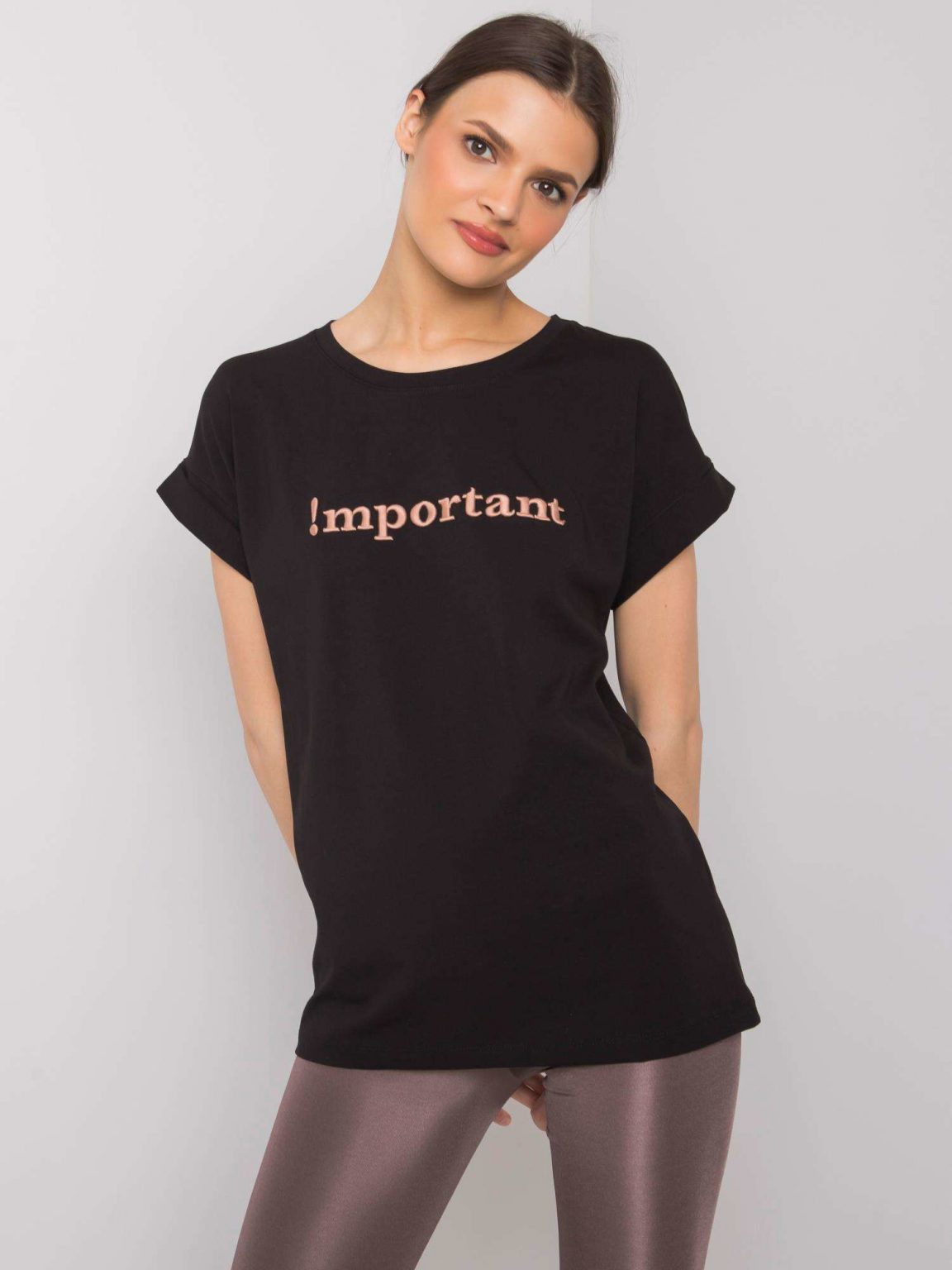 Czarny t-shirt z napisem Saniyah