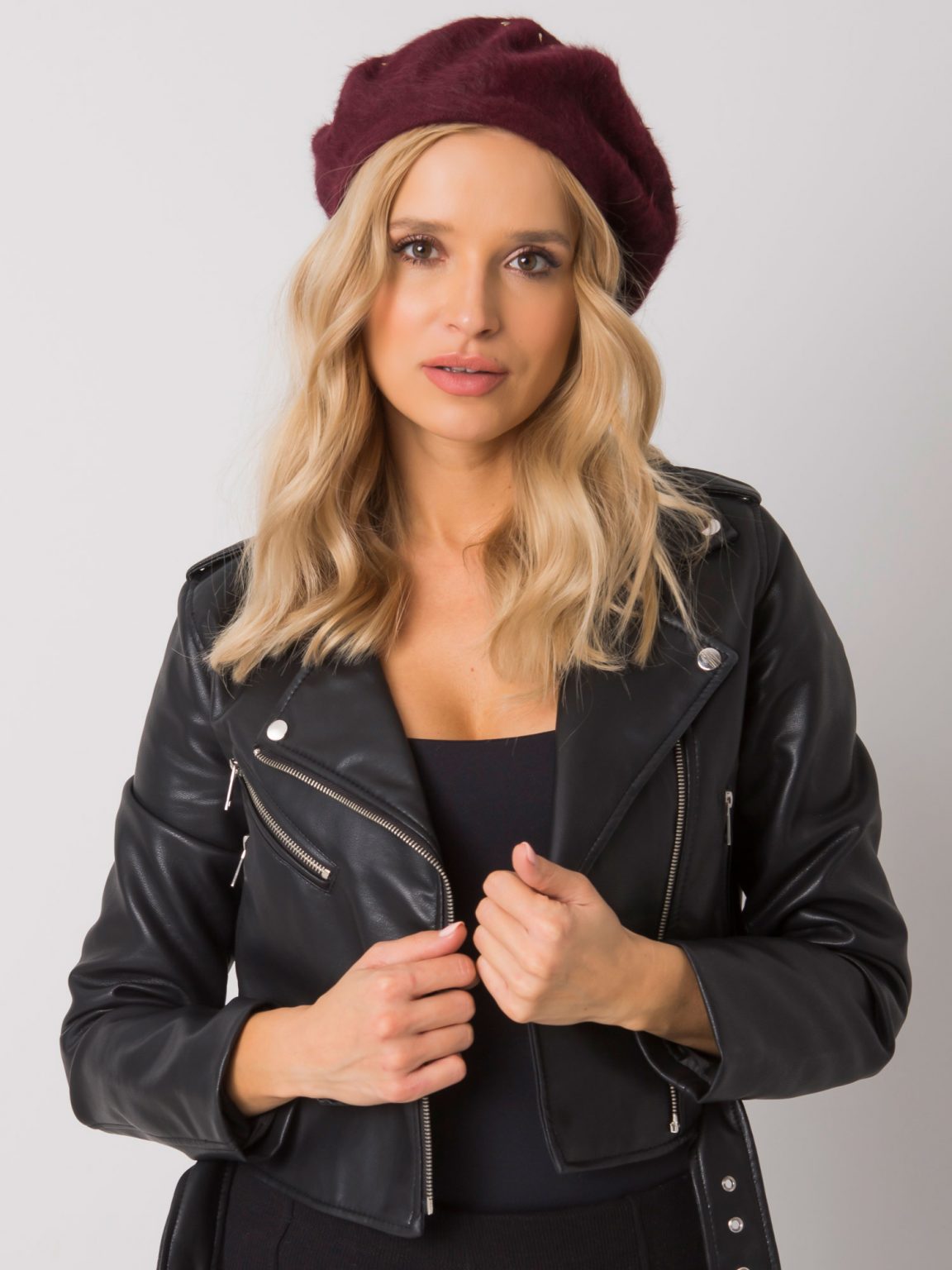 Bordowy beret z aplikacjami