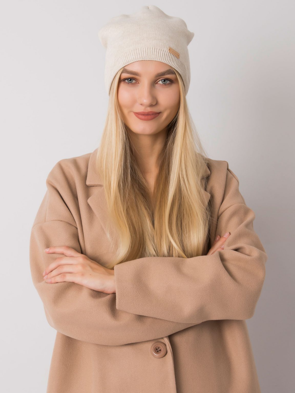 Beżowa melanżowa czapka typu beanie RUE PARIS