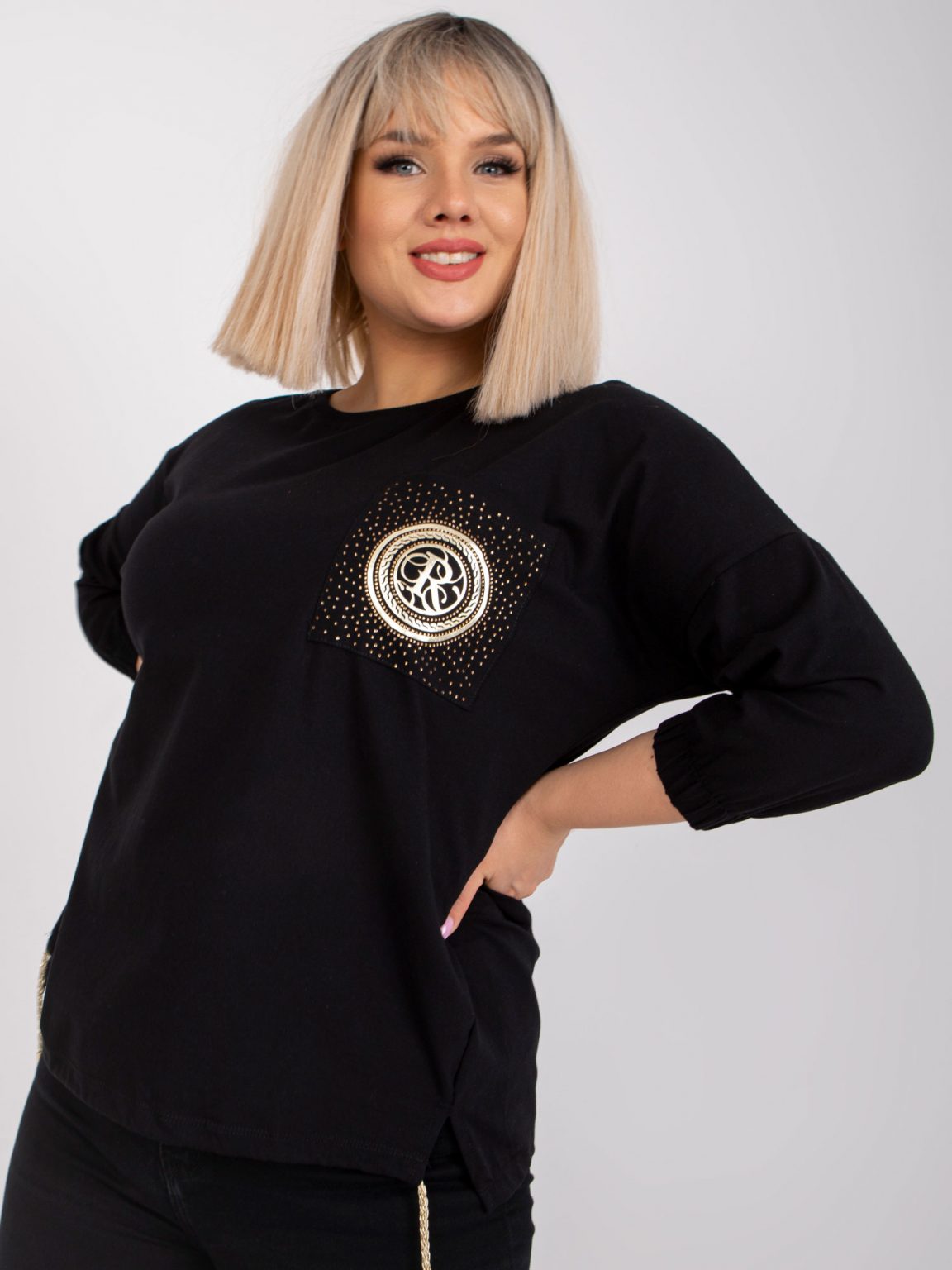 Czarna bluzka plus size z ozdobną kieszenią Clementina