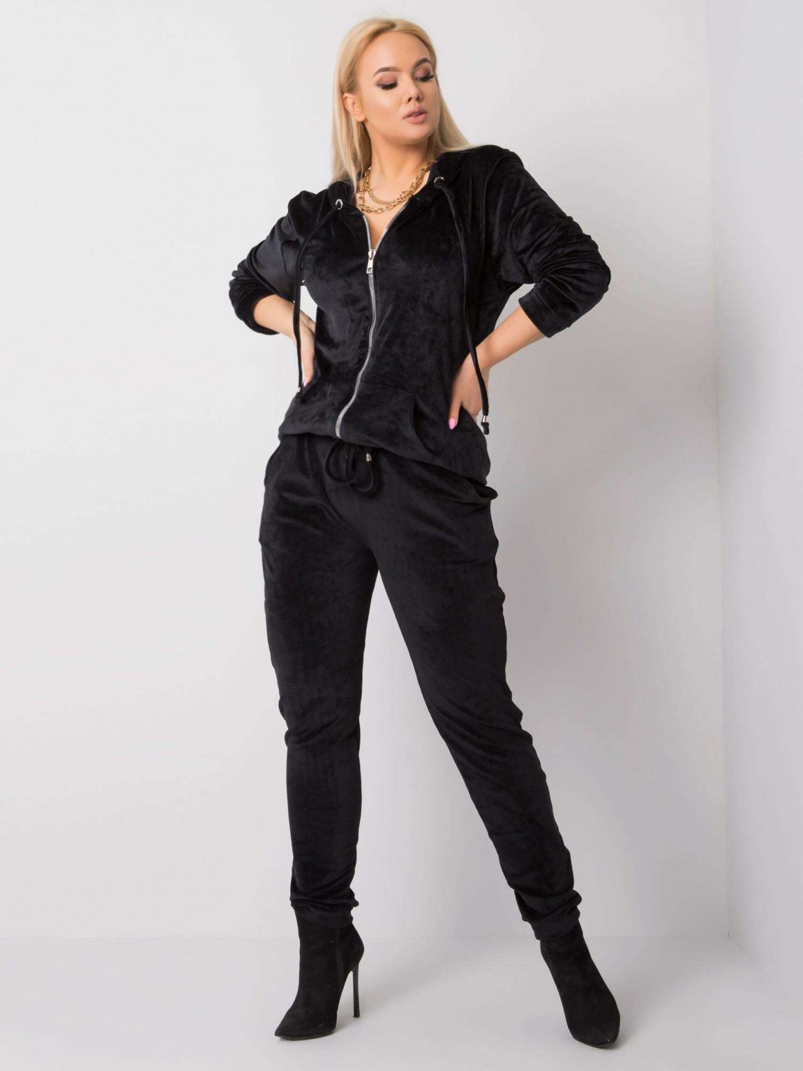 Czarny welurowy komplet plus size Michell