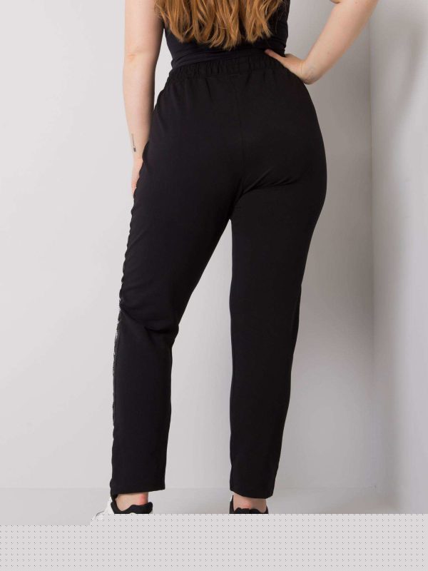 Czarne spodnie dresowe plus size z lampasami Felise