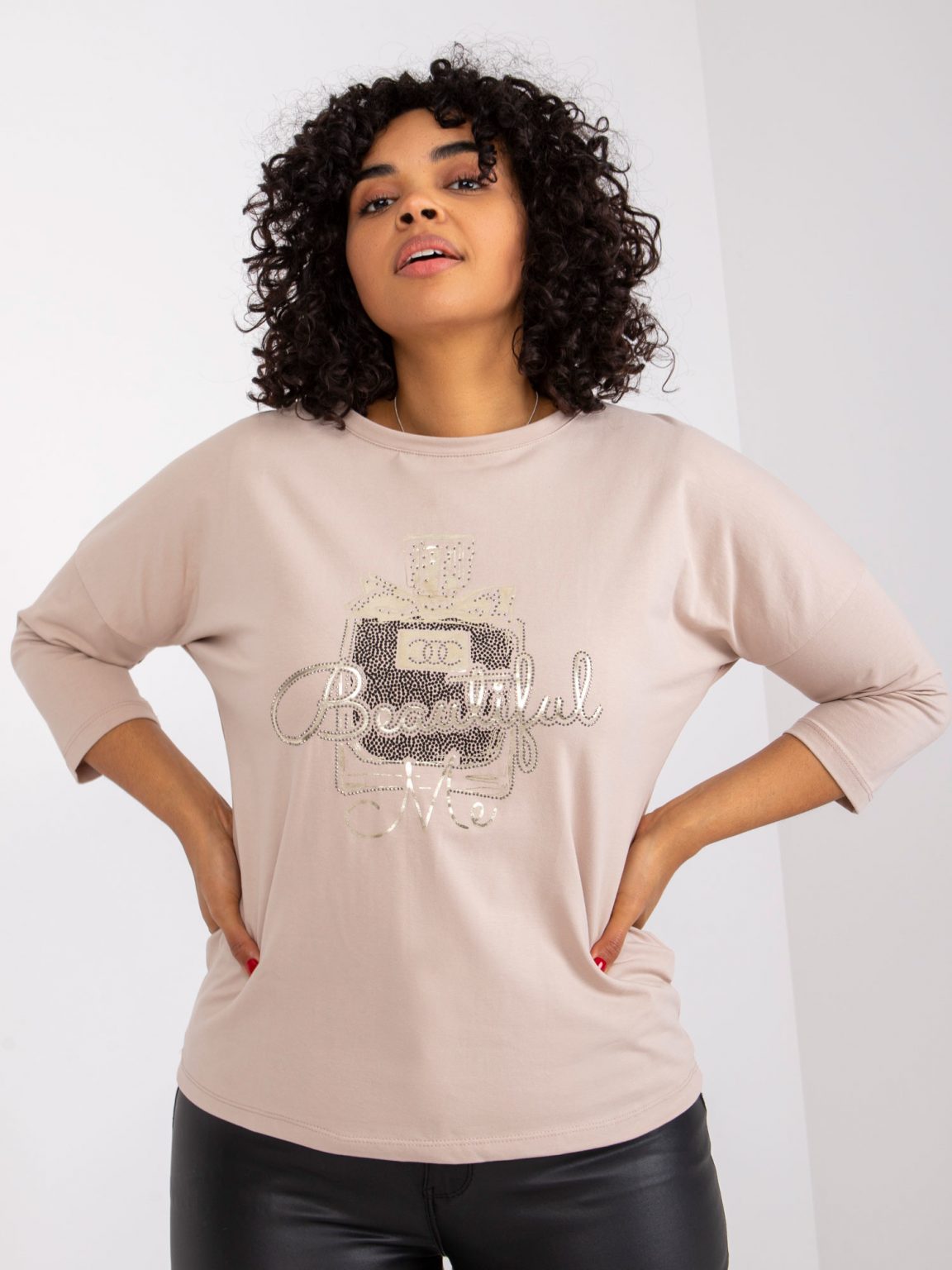 Jasnobeżowa bluzka plus size na co dzień Vickey