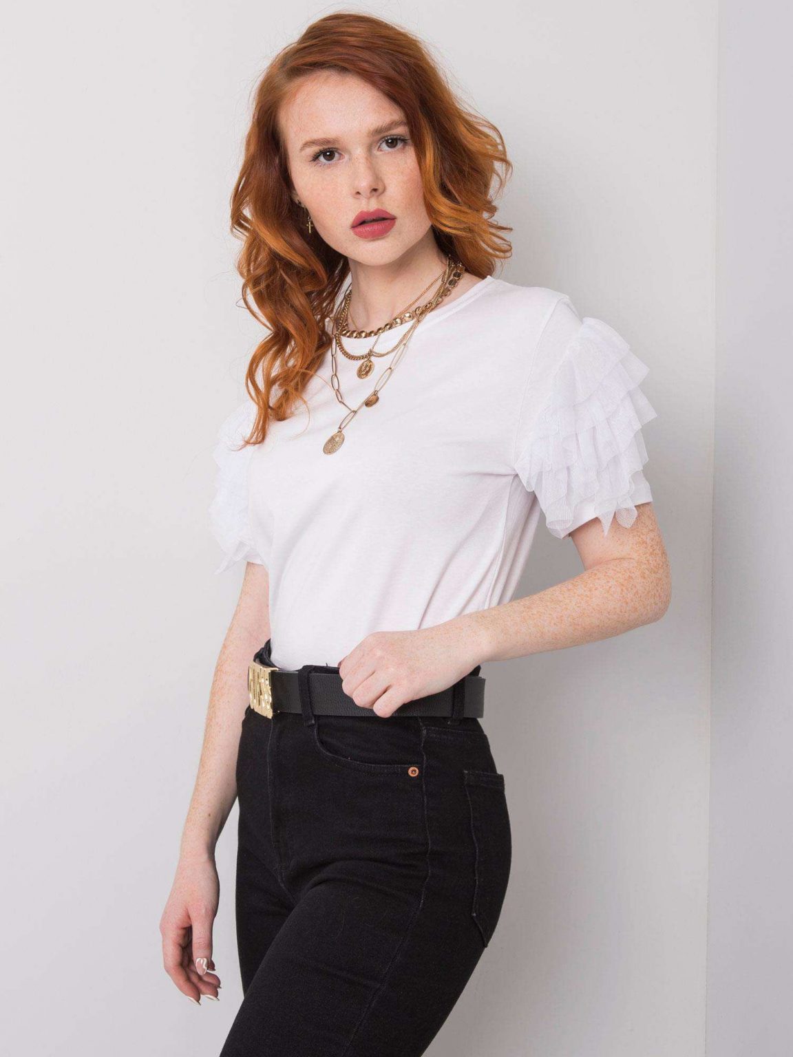 Biały t-shirt z falbankami Maddison