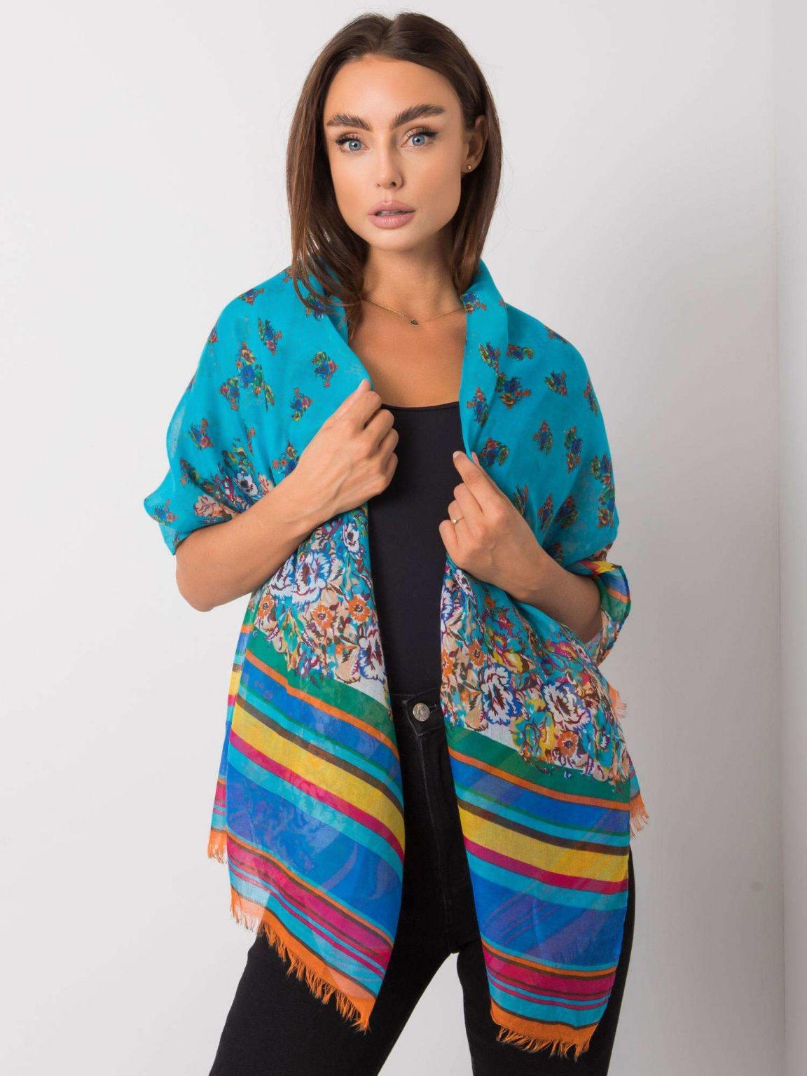 Niebieska chusta z wiskozy we wzory